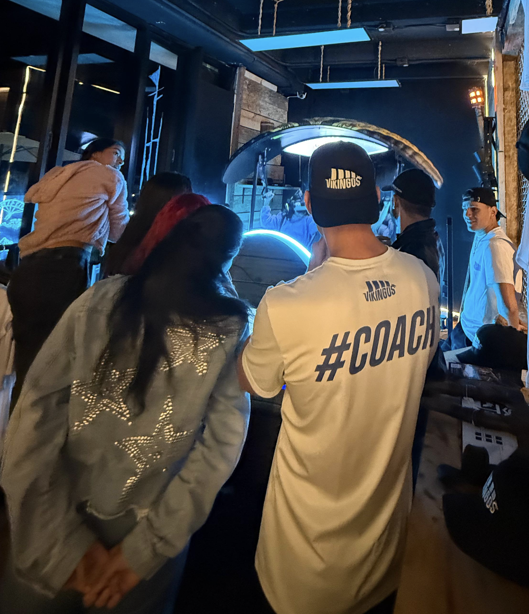 Salle comble au Valhalla World, où les visiteurs se sont rassemblés autour de l'attraction de réalité virtuelle lors d'un événement de groupe